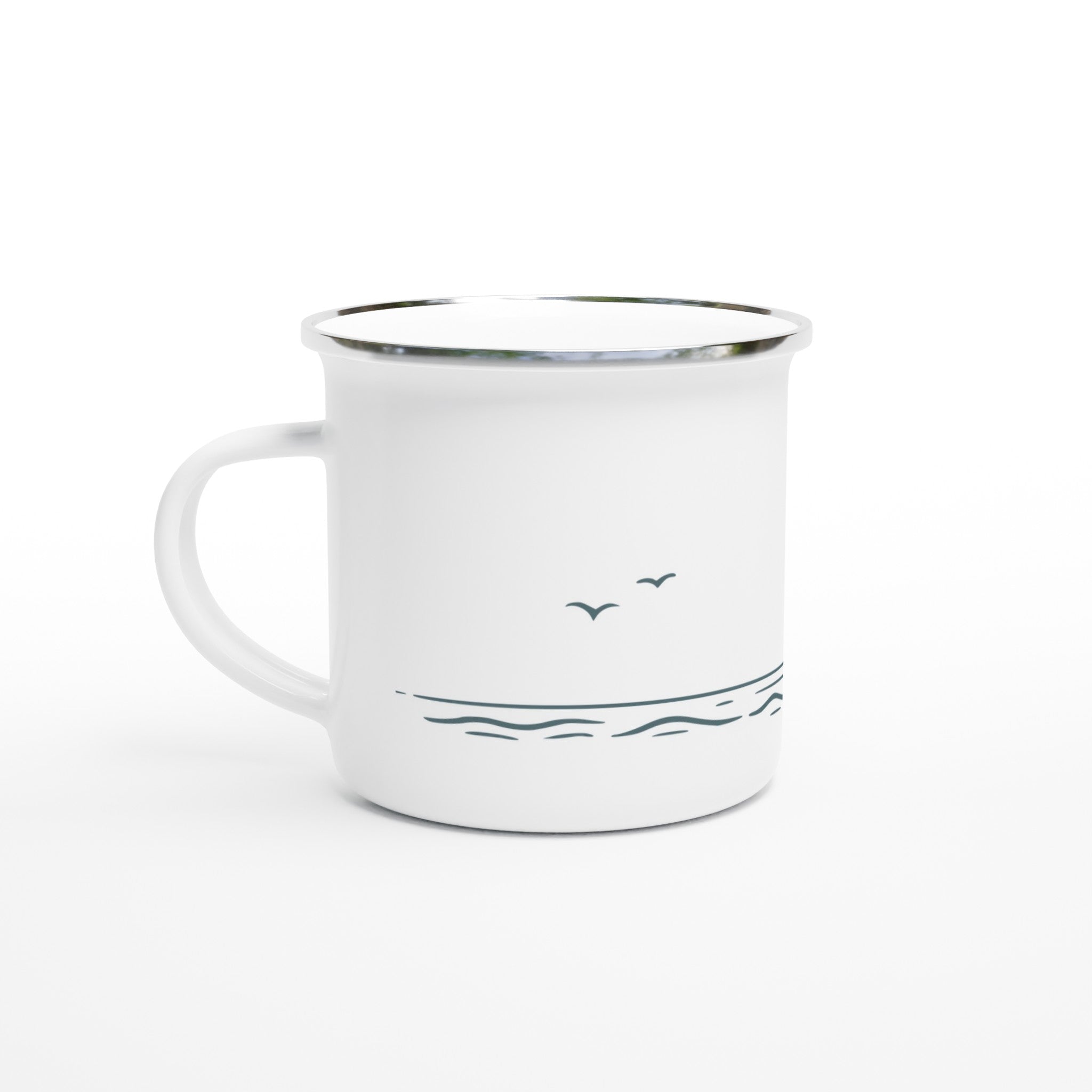 Weiße Emailletasse mit minimalistischem Leuchtturm-Motiv an einer Küste mit Sonne und Möwen – maritimes Design für Nordsee- und Küstenliebhaber