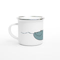 Weiße Emaille-Tasse mit Wal-Motiv im minimalistischen maritimen Cartoon-Stil