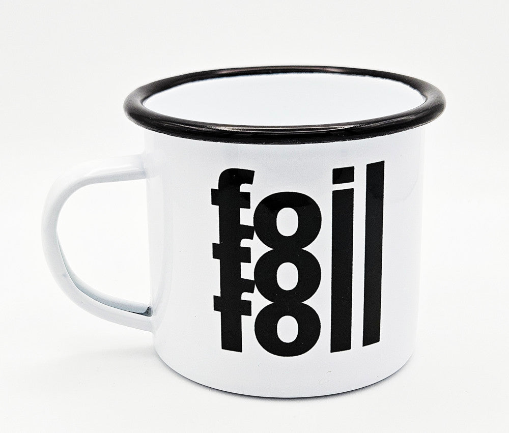 Weiße Lifestyle-Emaille-Tasse mit schwarzem Rand und Foil-Slogan