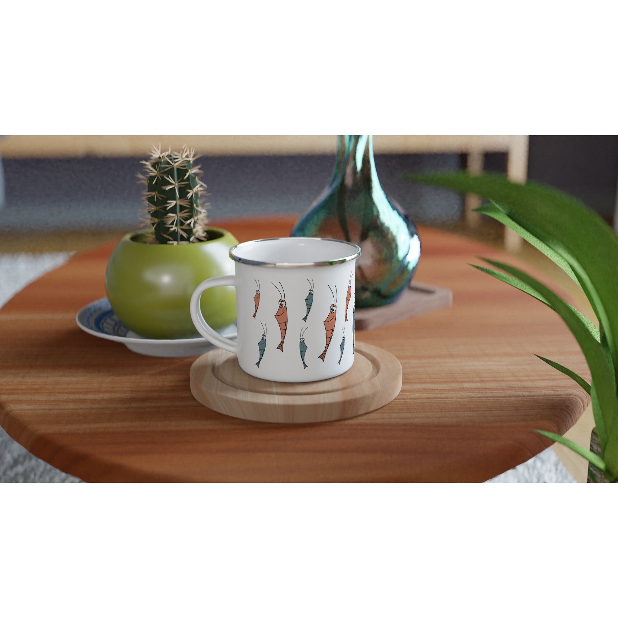 Emaille Tasse mit Garnelen Motiv als maritime Deko auf Tisch im Wohnraum