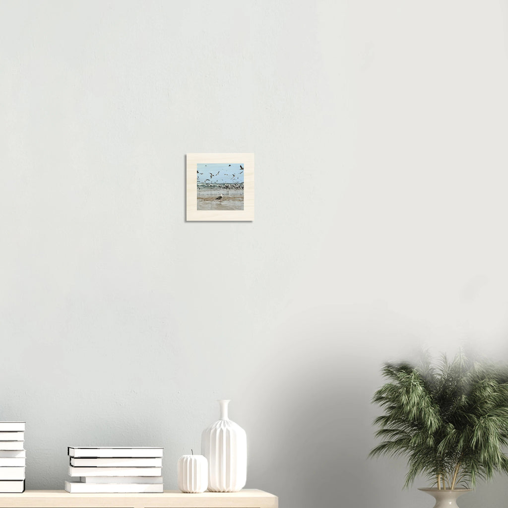 Holzbild mit Möwen am Strand vor dem Meer an einer Wand in einem Wohnzimmer