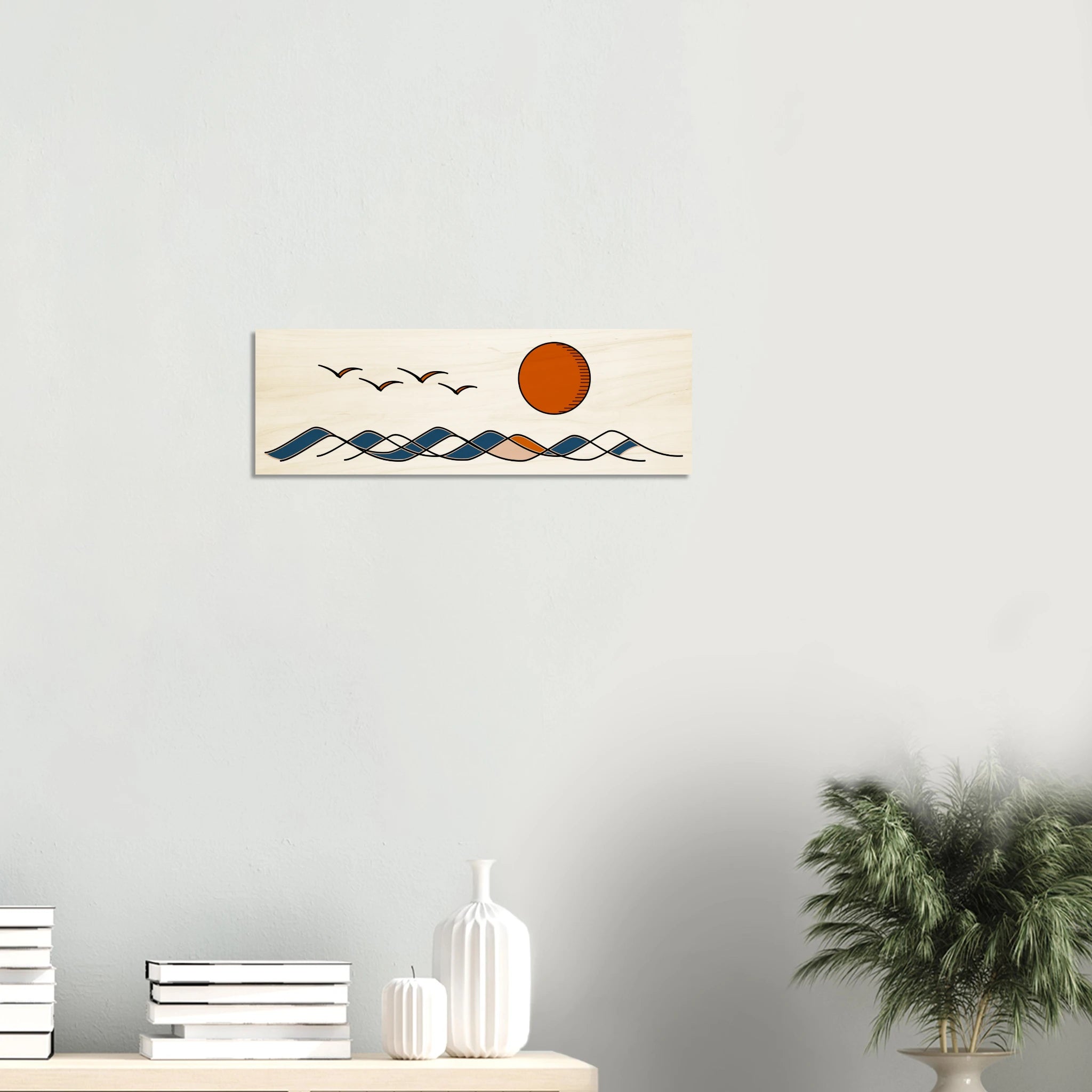 Holzdruck mit maritimem Küstenmotiv an einer hellen Wohnzimmerwand