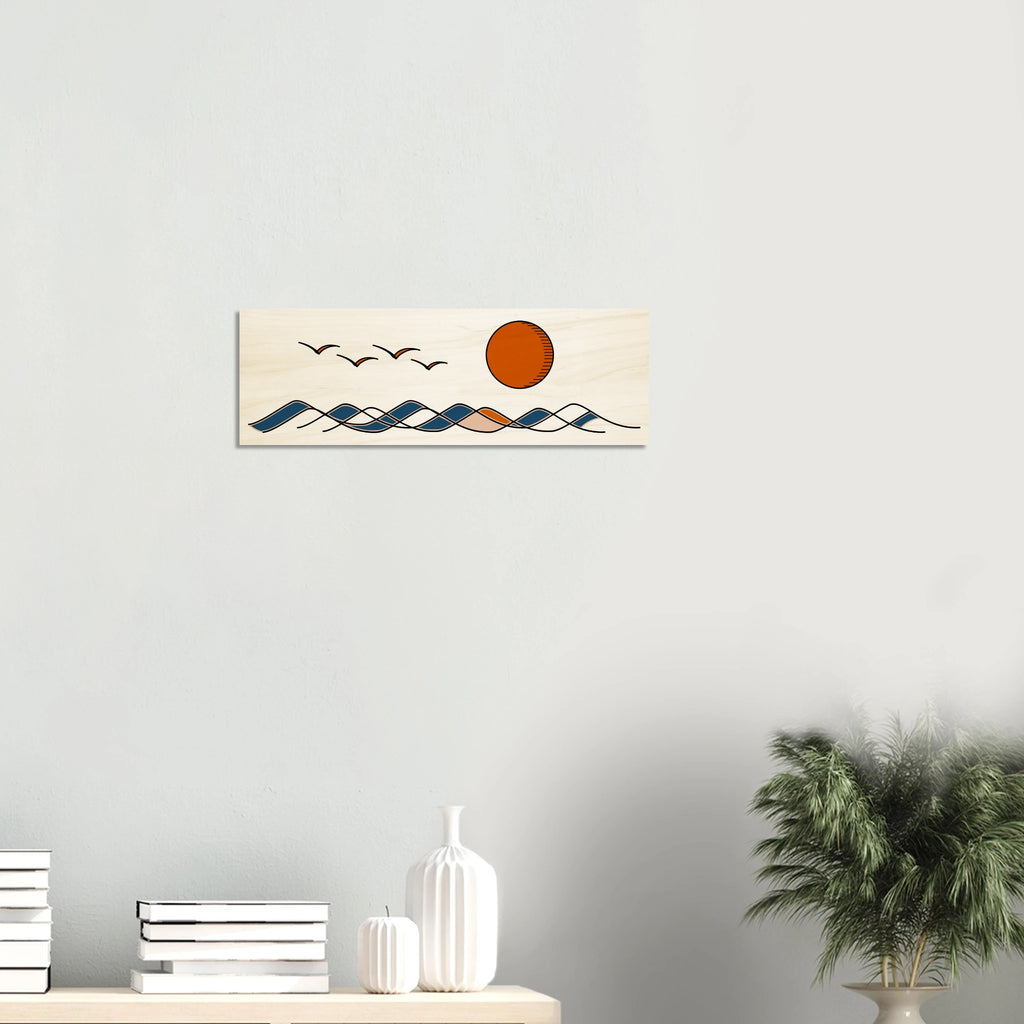 Holzdruck mit maritimem Küstenmotiv an einer hellen Wohnzimmerwand