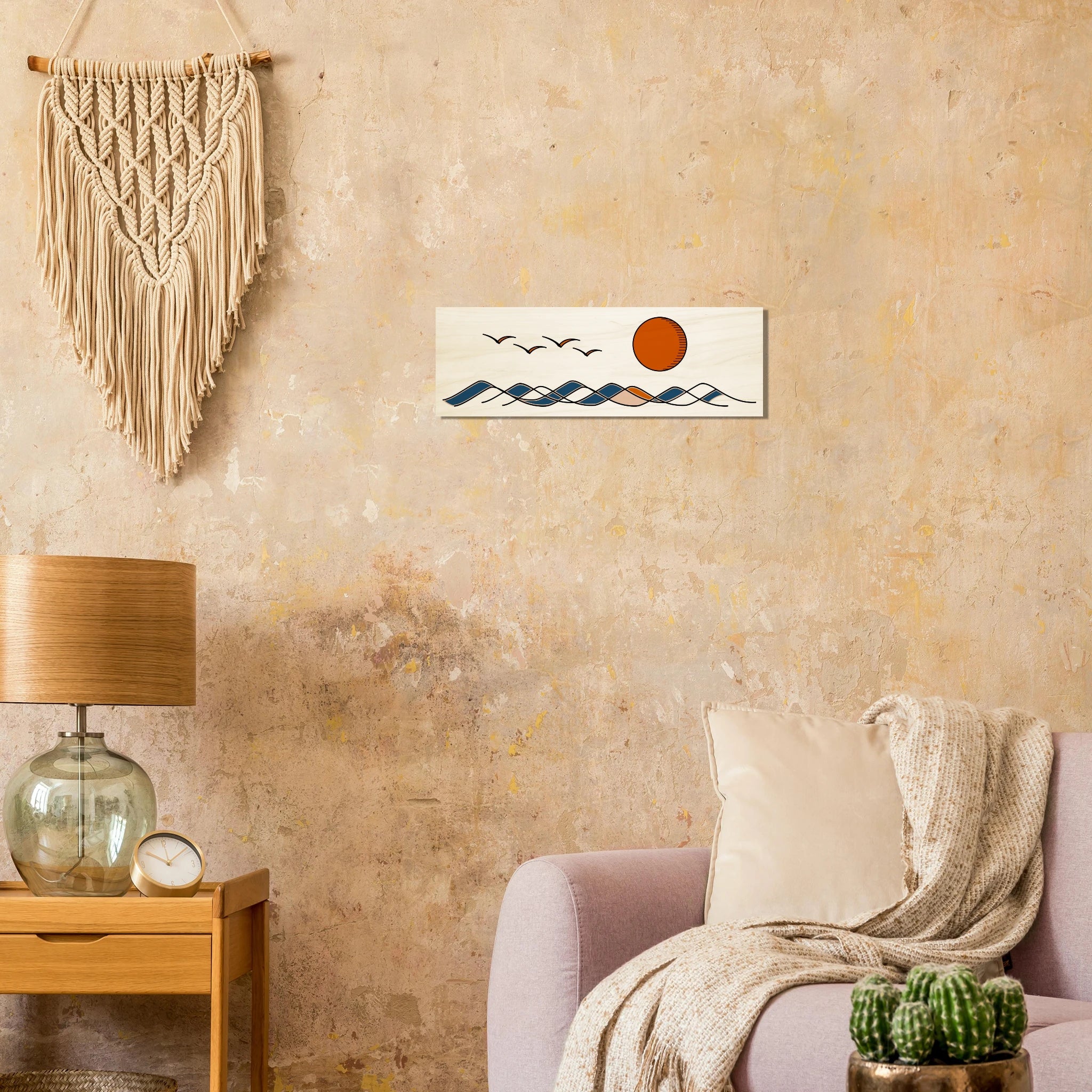 Maritime Wandkunst mit Sonne, Wellen und Seevögeln in wohnlicher Einrichtung