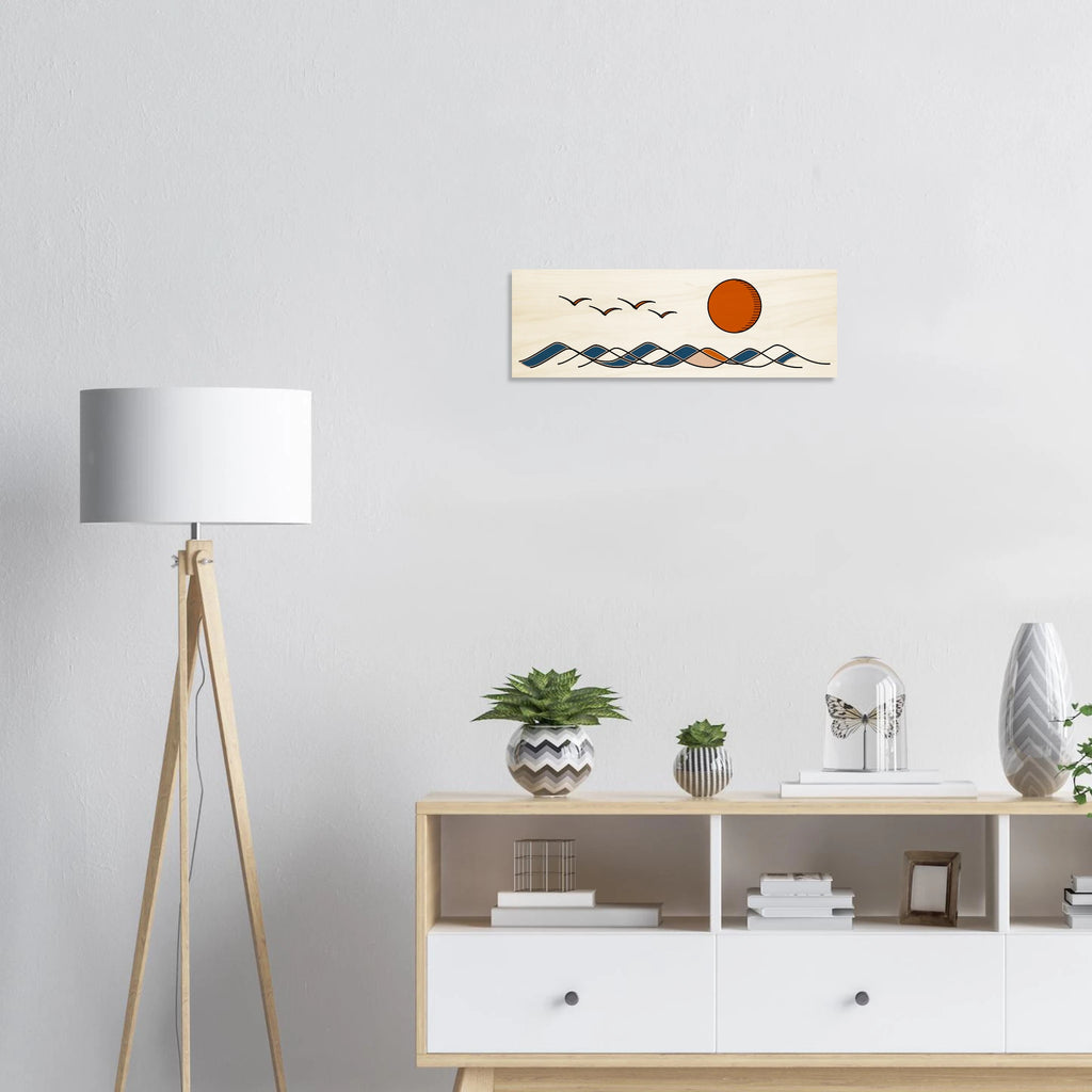 Holzdruck mit Küstenmotiv über einer Kommode im skandinavischen Wohnstil