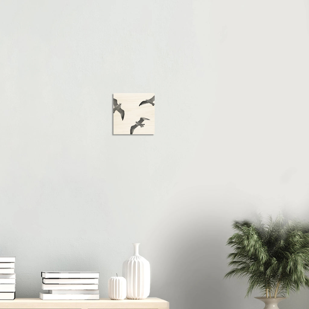 Holzdruck Möwen Motiv auf Birkenholz als maritime Wanddeko im Wohnzimmer