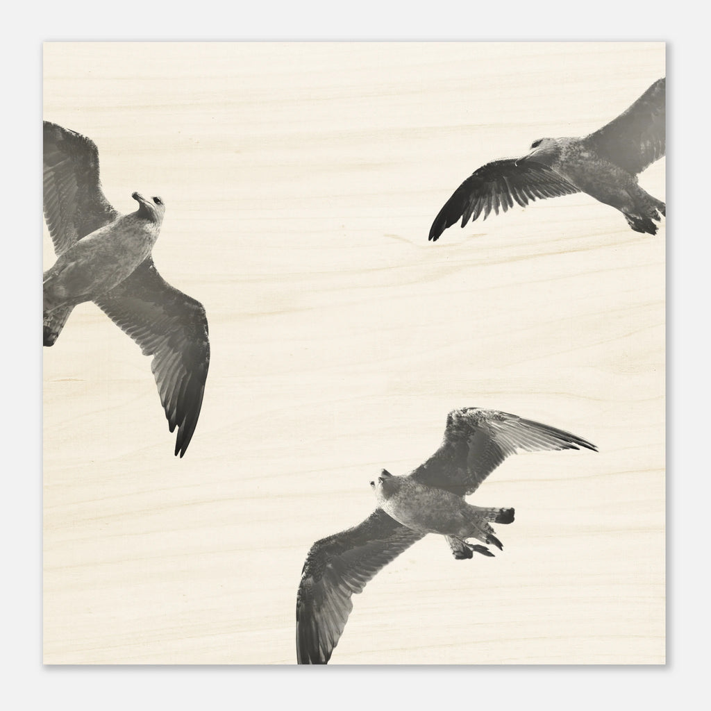 Holzdruck Wandbild mit fliegenden Möwen über der Küste – minimalistisches maritimes Motiv auf hellem Holz