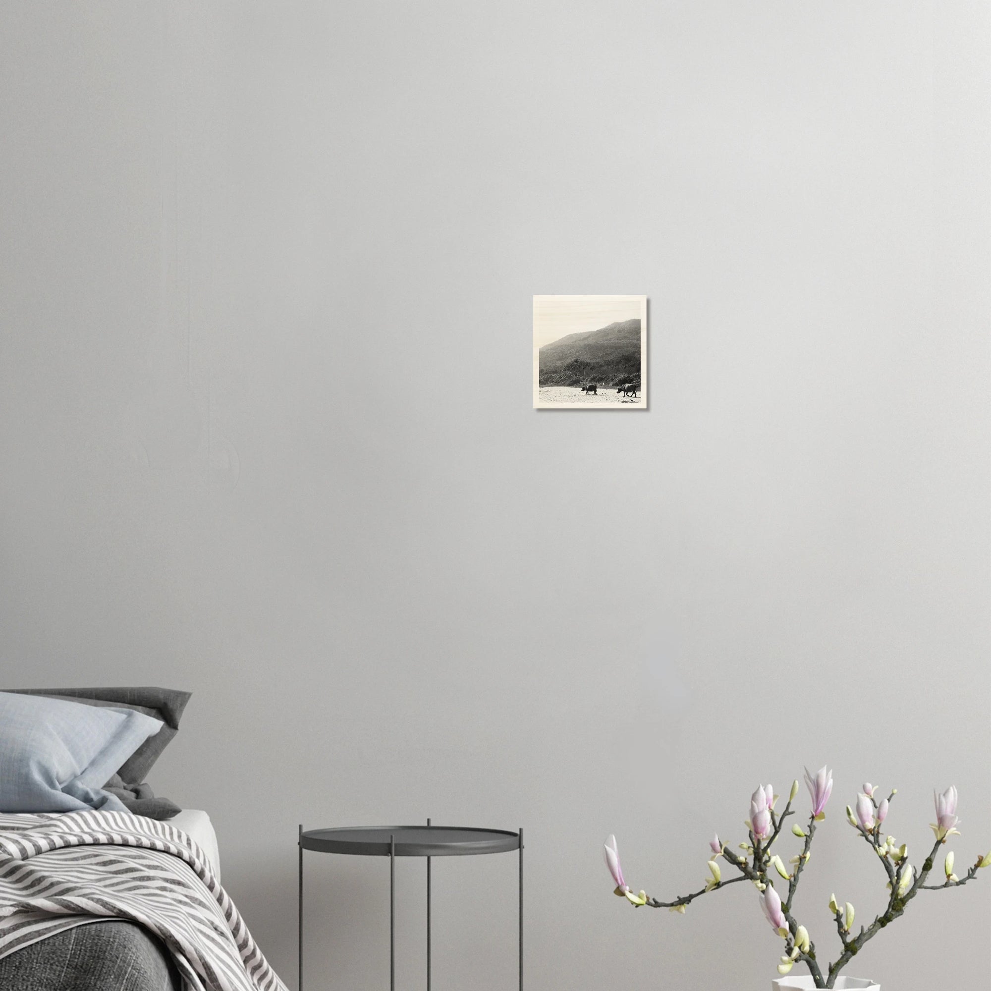 Holzdruck mit Wasserbüffel und Surfboard am Strand vor Berglandschaft in Asien als Wandbild im Wohnzimmer