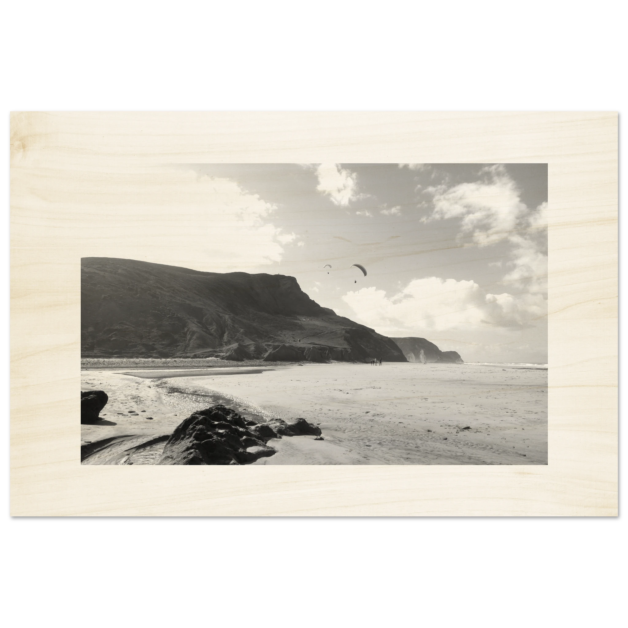 Holzdruck mit Küstenlandschaft in Portugal – ruhiges Strand Wandbild auf Birkenholz