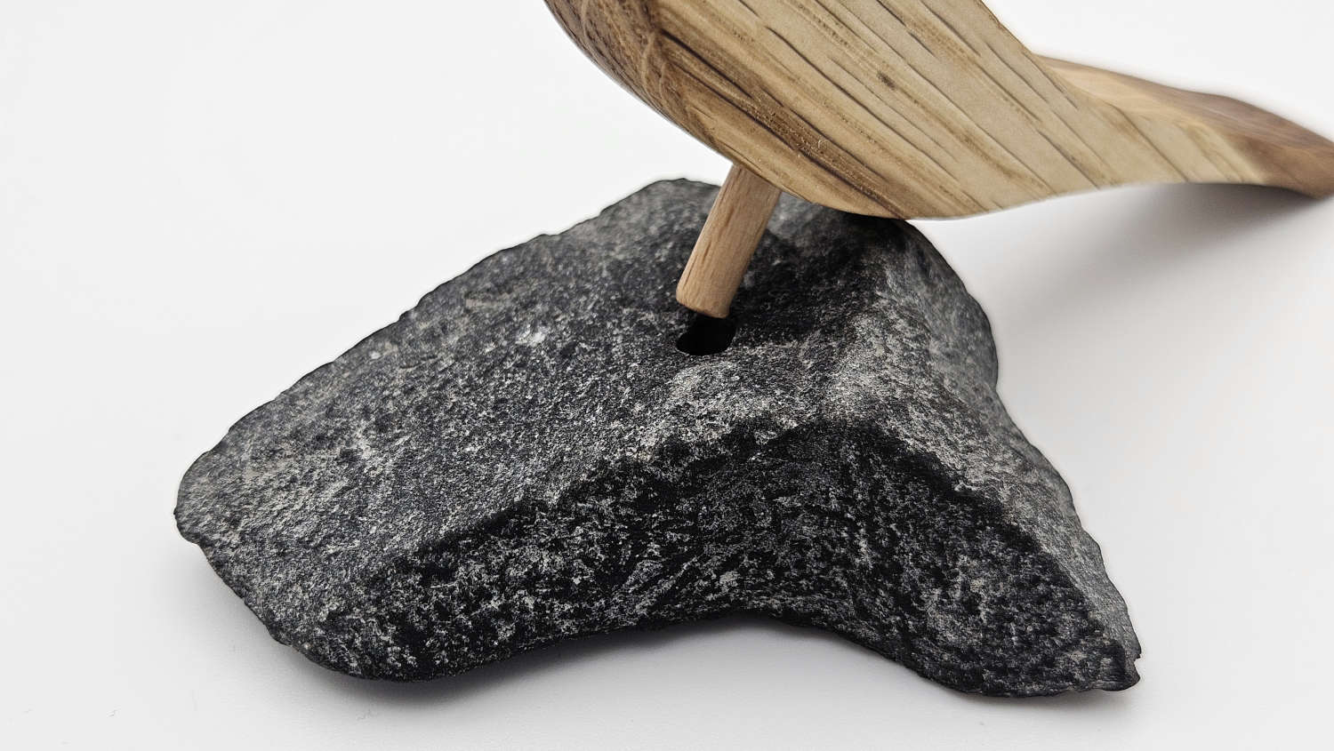 Bird on the Rock - handgefertigter Holzvogel auf Naturstein