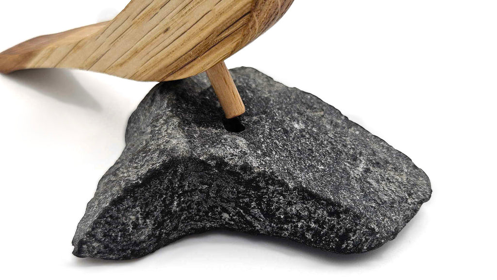 Seeschwalbe on the Rock - handgefertigter Holzvogel auf Naturstein