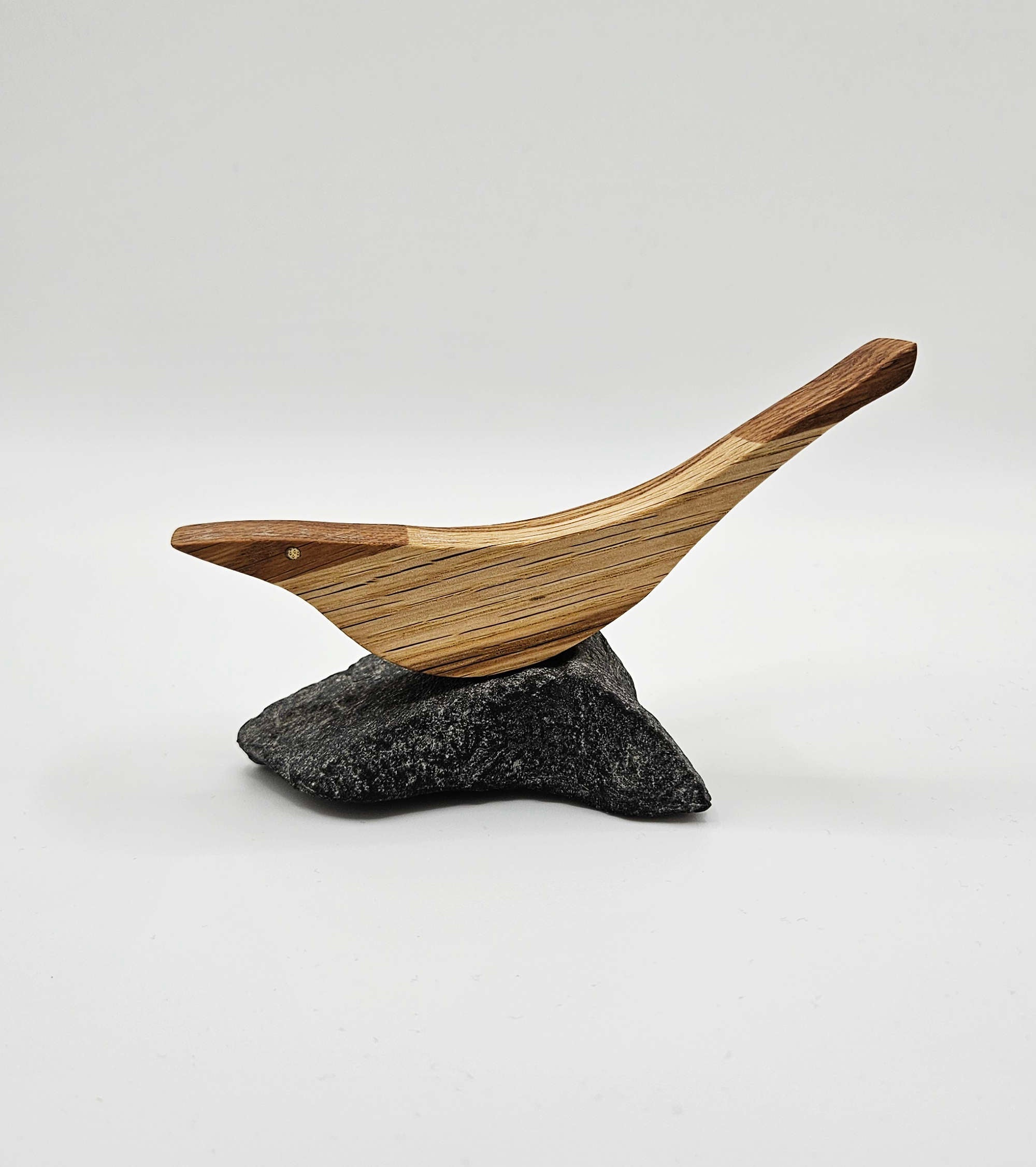 Holzvogel aus Eiche auf einem naturbelassenen Stein