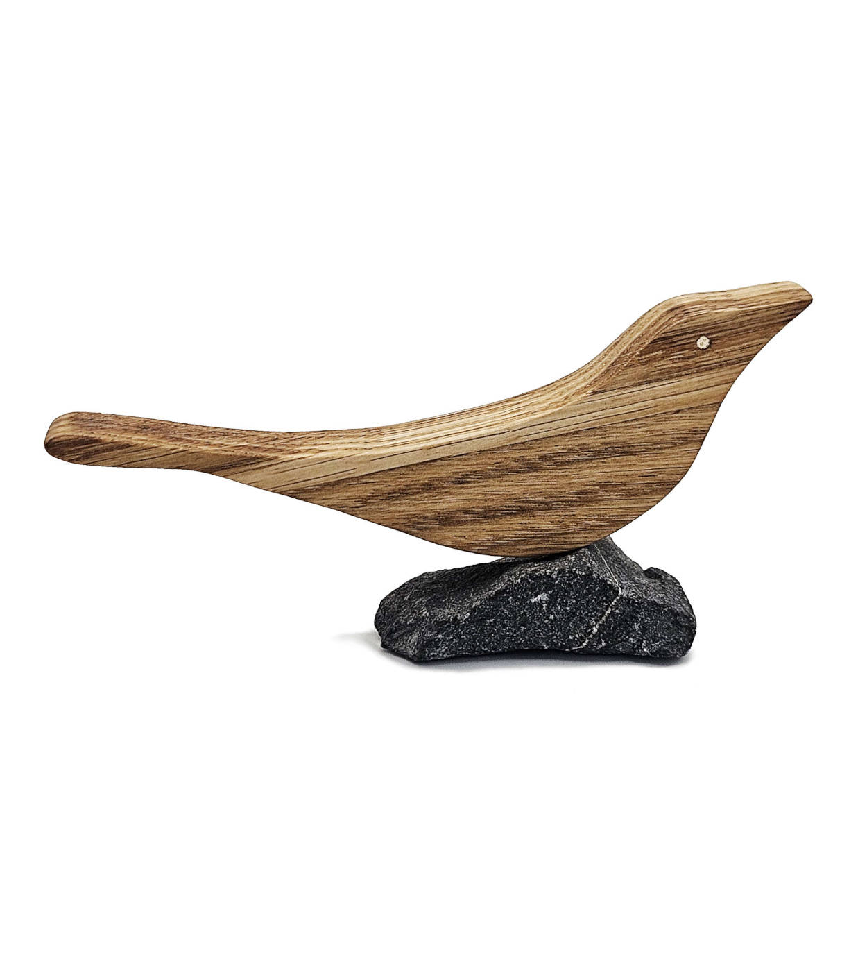 Handgefertigter Holzvogel auf Stein, inspiriert von einem Regenpfeifer – minimalistische maritime Skulptur