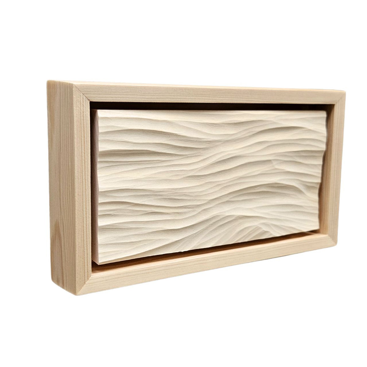 Wind Waves – handgeschnitztes Wellenrelief aus hellem Holz in einem rechteckigen Holzrahmen, schräg von vorne auf weißem Hintergrund fotografiert.