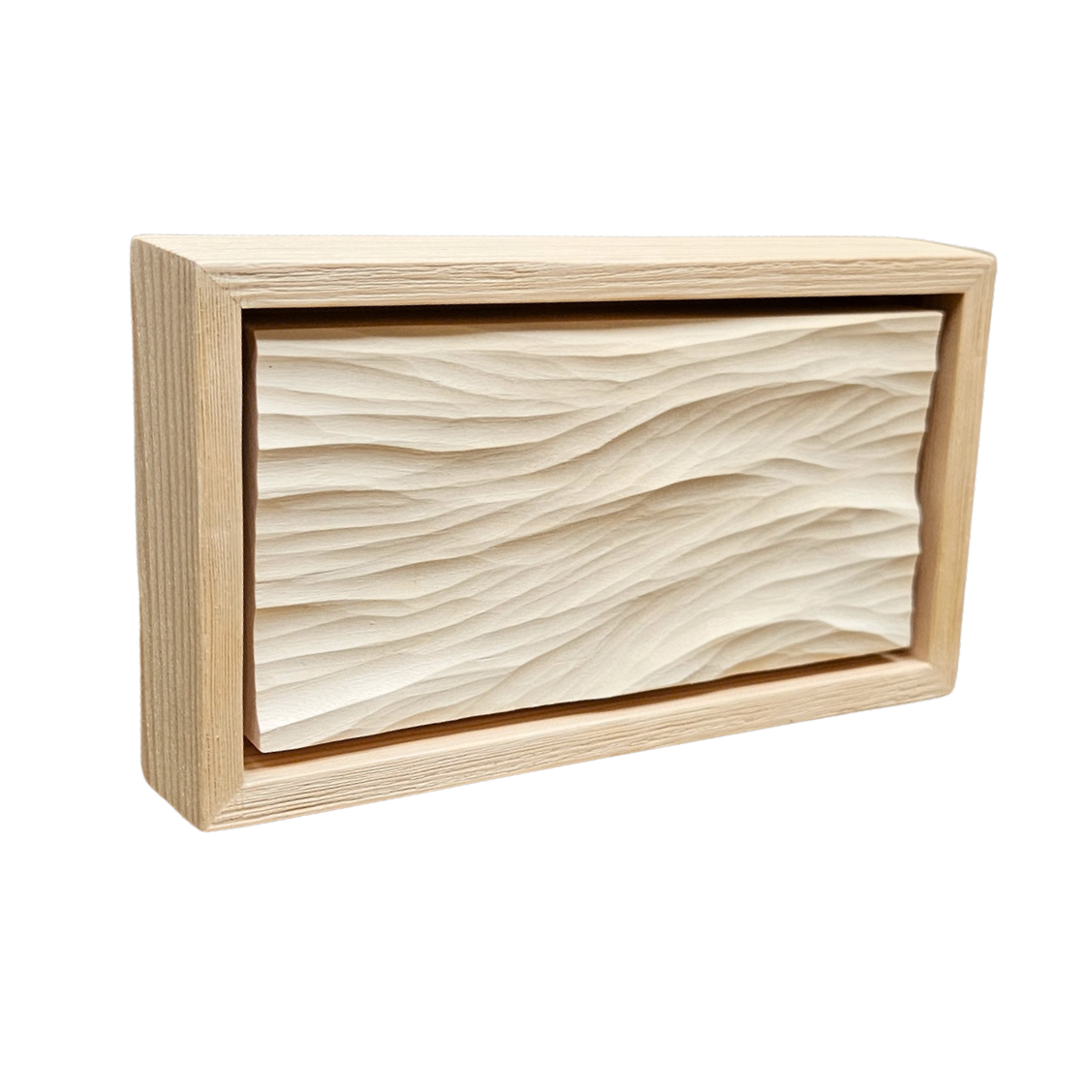 Handgeschnitztes Wellenrelief aus Holz in einem rechteckigen Holzrahmen, schräg von vorne fotografiert