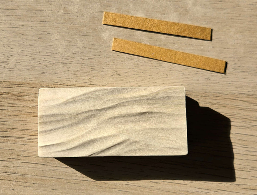 Waves - Karten-, Foto-, Notizhalter mit Wellenrelief, Espe, handgeschnitzt, ca. 9 cm