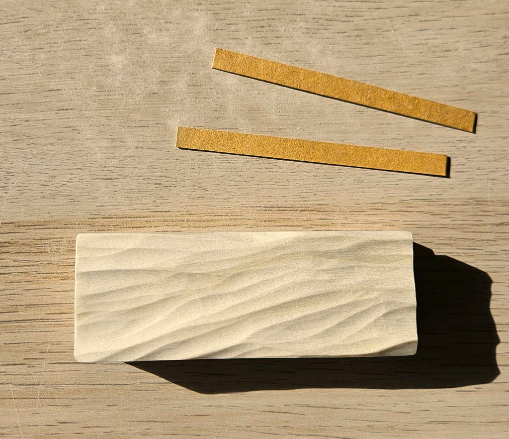 Waves - Karten-, Foto-, Notizhalter mit Wellenrelief, Espe, handgeschnitzt, ca. 12 cm