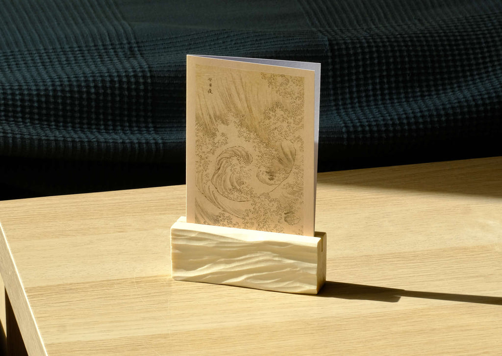 Waves - Karten-, Foto-, Notizhalter mit Wellenrelief, Espe, handgeschnitzt, ca. 12 cm