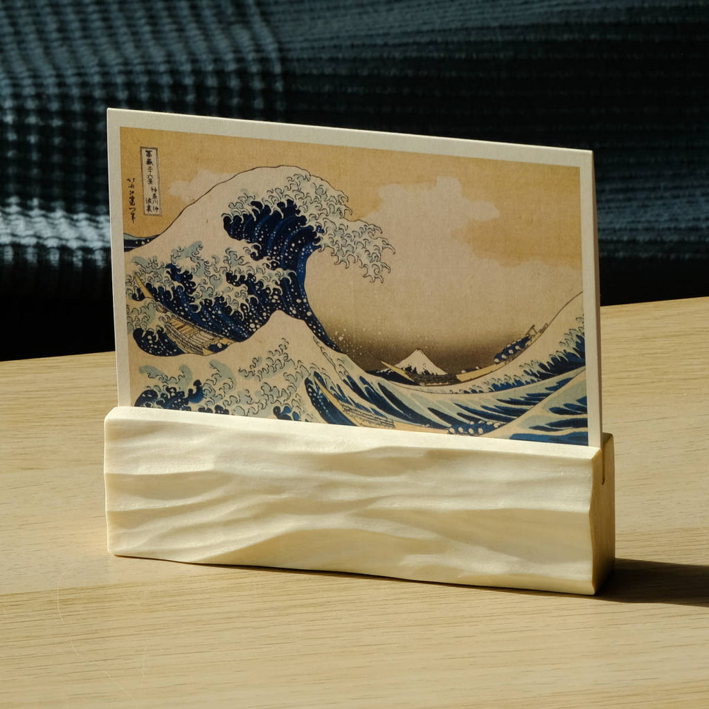 Waves - Karten-, Foto-, Notizhalter mit Wellenrelief, Espe, handgeschnitzt, ca. 15 cm