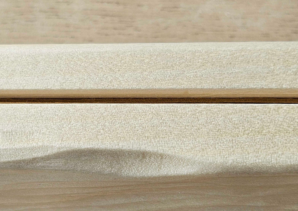 Detailansicht des Kartenhalters aus Holz mit Wellenrelief und schmaler Nut