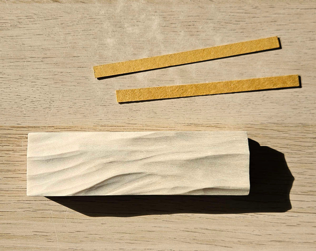 Waves - Karten-, Foto-, Notizhalter mit Wellenrelief, Espe, handgeschnitzt, ca. 15 cm