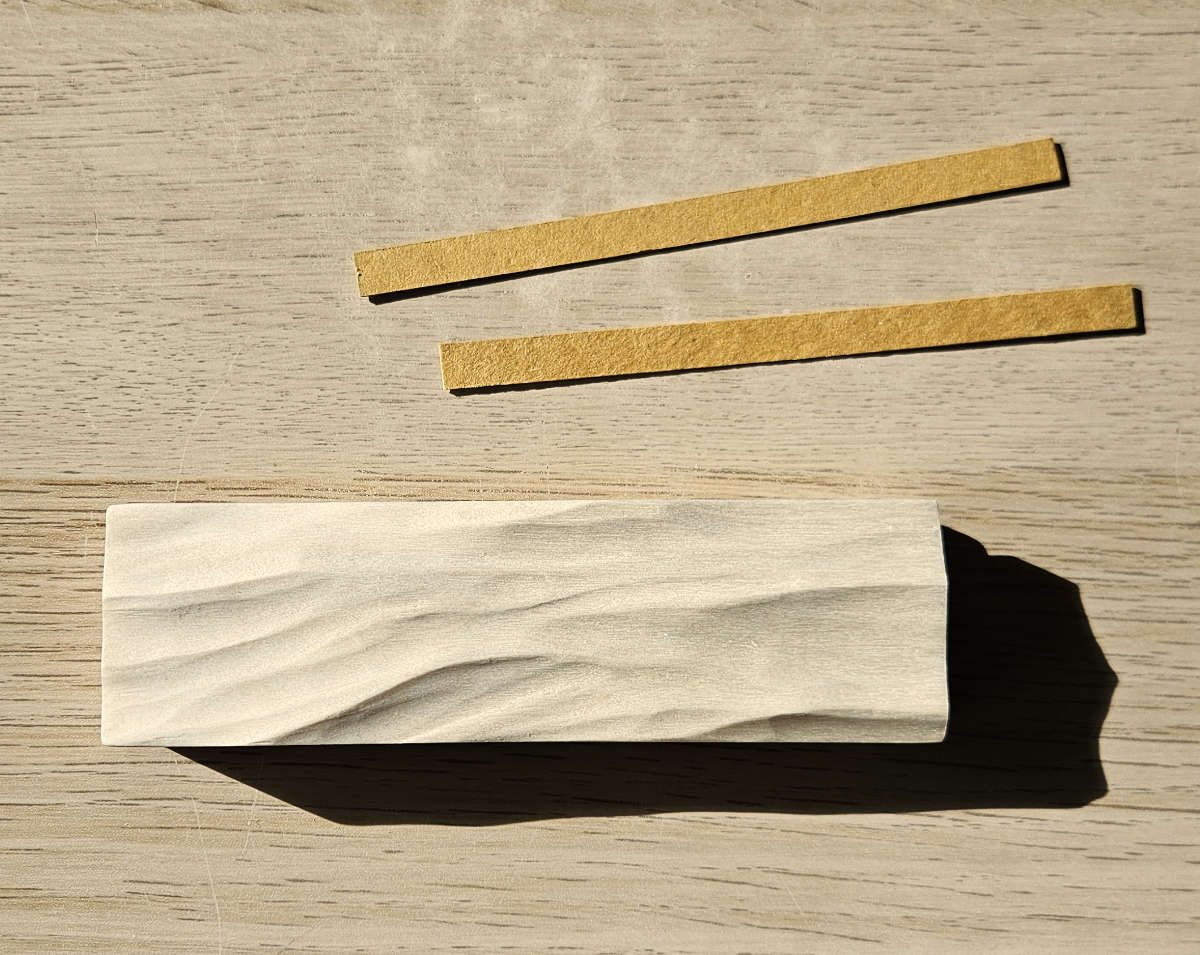 Waves - Karten-, Foto-, Notizhalter mit Wellenrelief, Espe, handgeschnitzt, ca. 15 cm