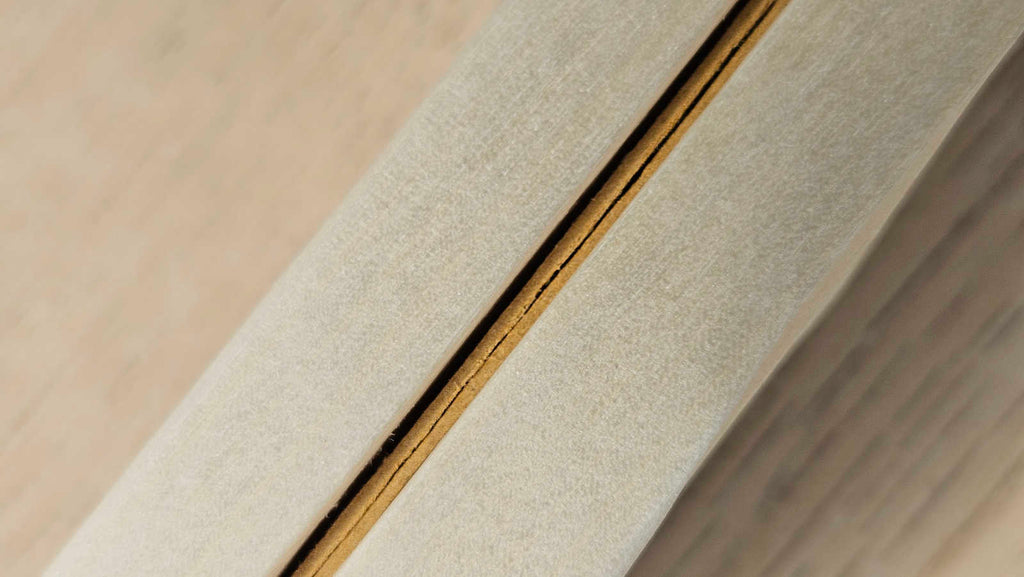 Nahaufnahme des handgefertigten Kartenhalters aus Holz mit Einlegern in Nut für Karten und Fotos