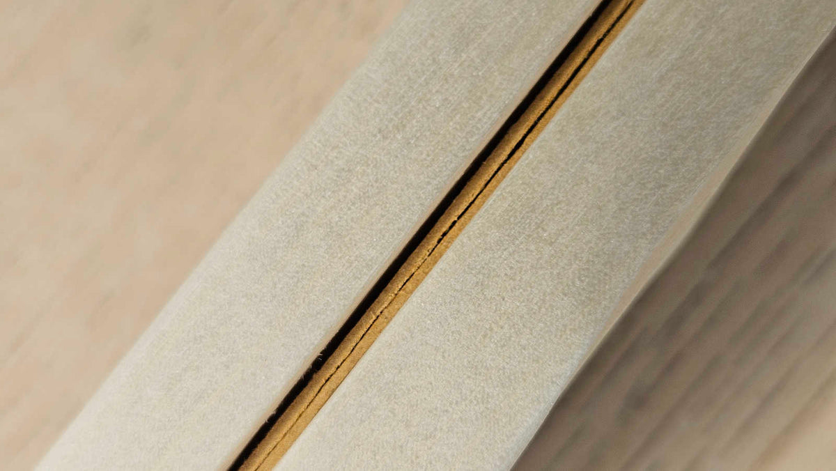 Nahaufnahme des handgefertigten Kartenhalters aus Holz mit Einlegern in Nut für Karten und Fotos