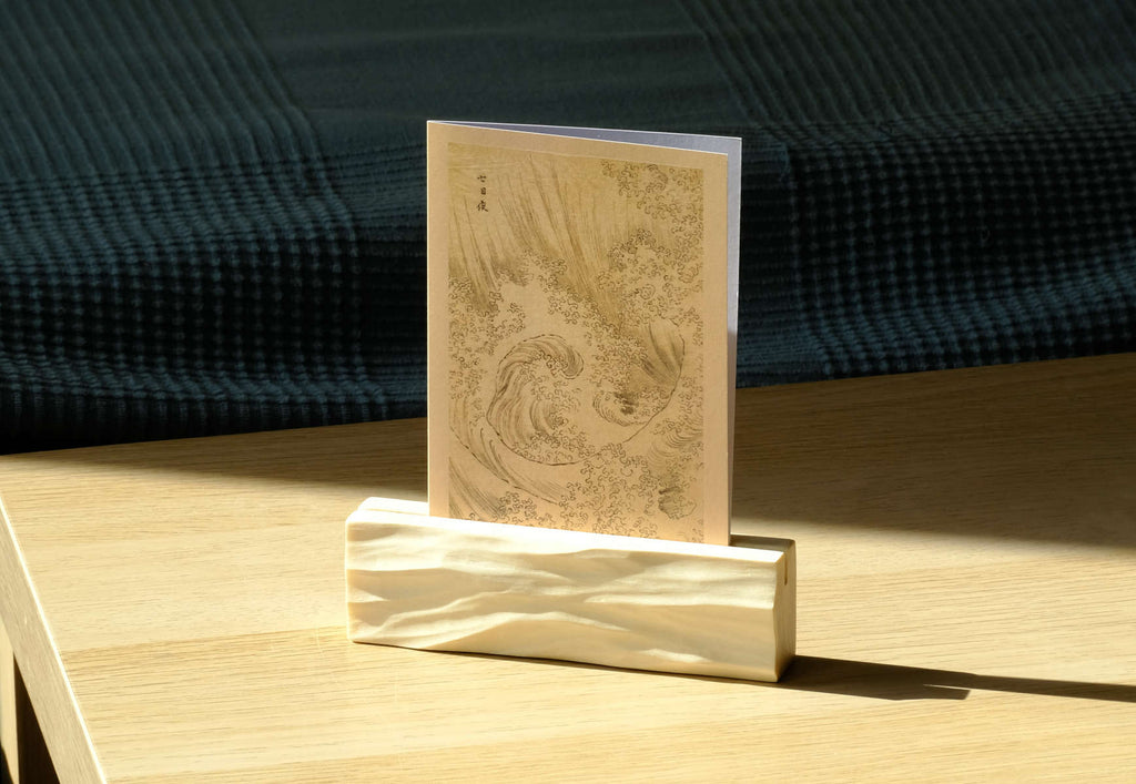 Waves - Karten-, Foto-, Notizhalter mit Wellenrelief, Espe, handgeschnitzt, ca. 15 cm