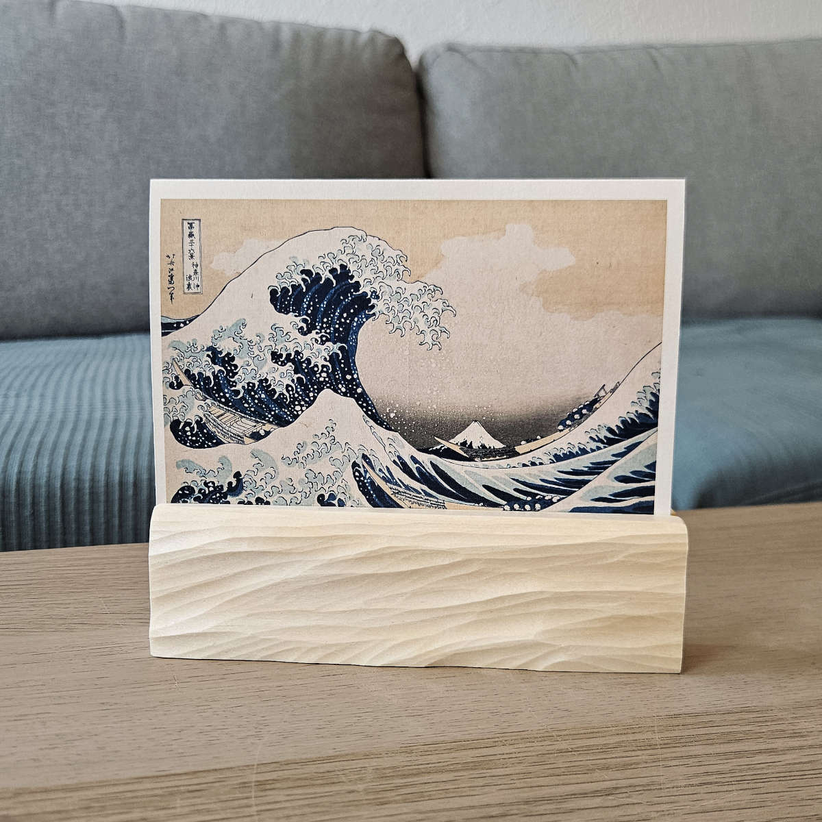 Kartenhalter aus Holz mit Wellenrelief und eingesteckter Karte