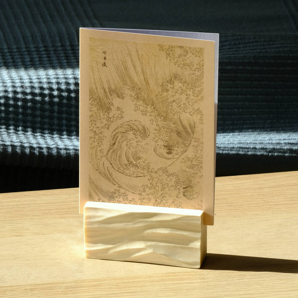 Waves - Karten-, Foto-, Notizhalter mit Wellenrelief, Espe, handgeschnitzt, ca. 9 cm