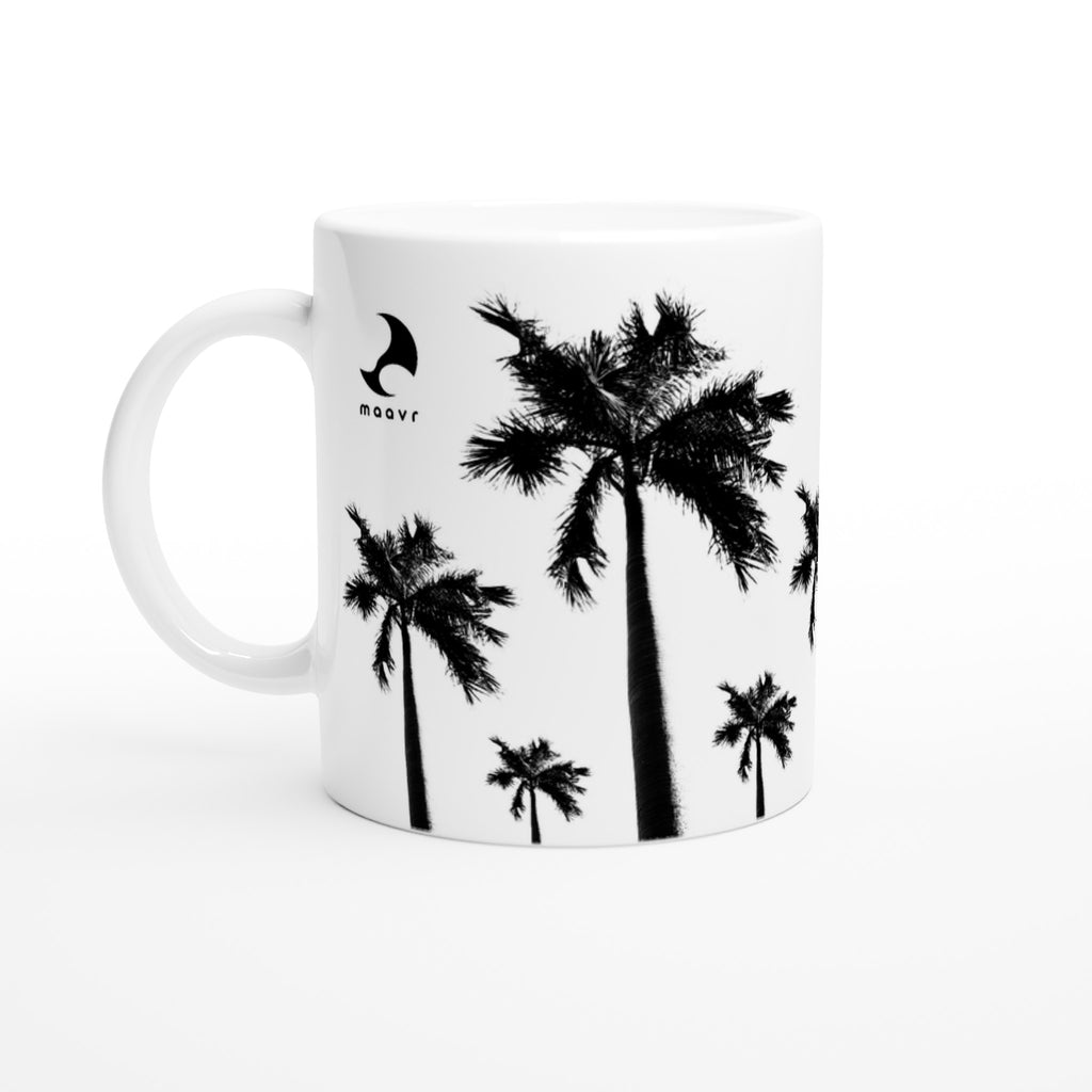 Weiße Keramiktasse mit Palmen-Motiven und  maavr Logo