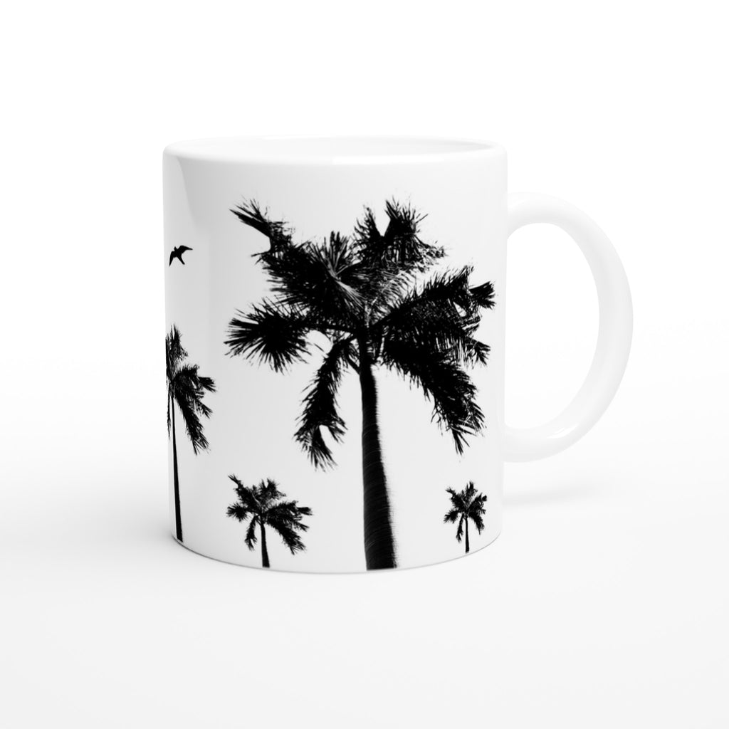 Weiße Keramiktasse mit schwarzem Palmen- und Vogel-Motiv