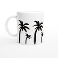 Weiße Keramiktasse mit einfachen, schwarzen, handgezeichneten Palmen