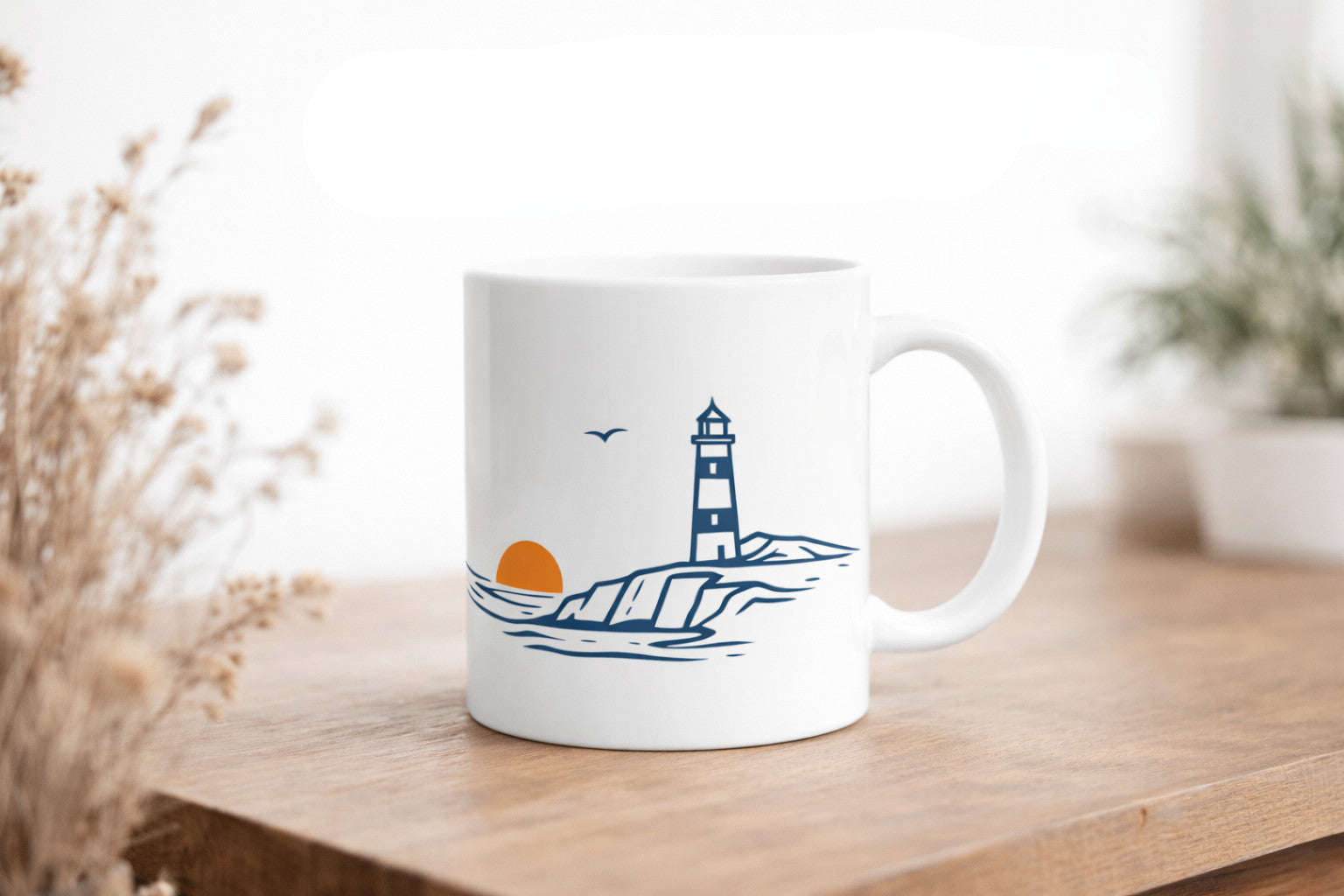 Weiße Keramiktasse von maavr mit minimalistischem Leuchtturm-Motiv an der Küste mit Sonne und Möwe – maritimes Nordsee Design auf Holztisch