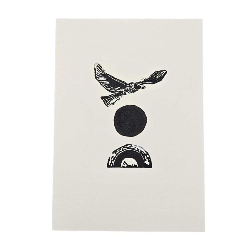 Original-Linoldruck auf Off-White-Papier mit fliegendem Seevogel über schwarzem Kreis und abstraktem Halbbogen