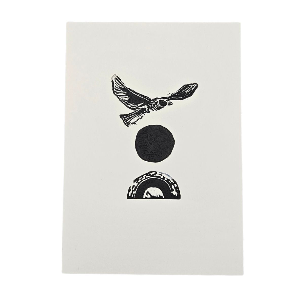 Original-Linoldruck auf Off-White-Papier mit fliegendem Seevogel über schwarzem Kreis und abstraktem Halbbogen