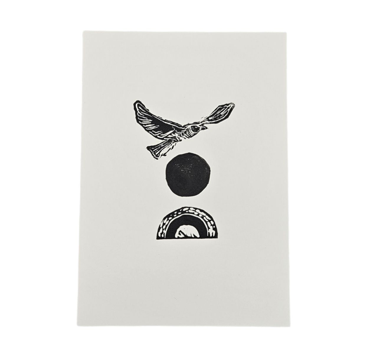 Minimalistischer Linoldruck auf Off-White-Papier mit fliegendem Seevogel und reduzierten geometrischen Formen in Schwarz