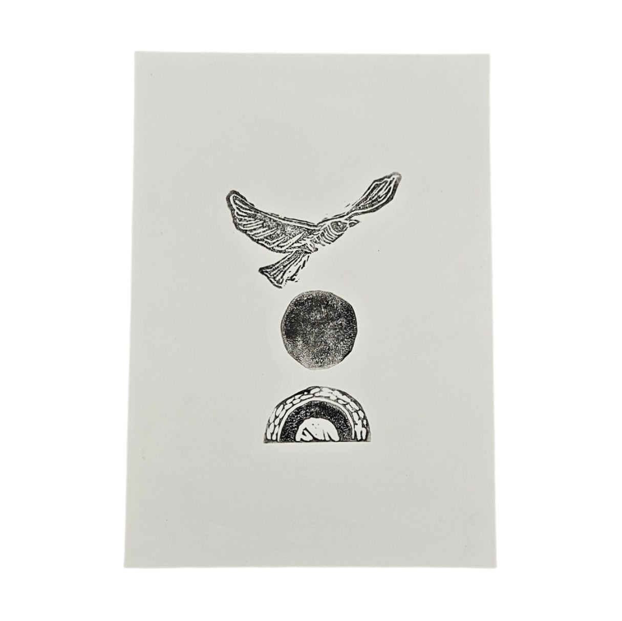 Handgefertigter Original-Linoldruck auf Off-White-Papier mit stilisiertem Seevogel über schwarzem Kreis und Halbkreis-Motiv