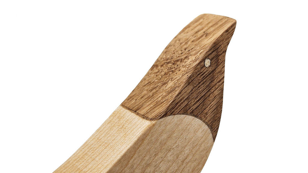 Nahaufnahme einer Holz Möwe mit sichtbarer Maserung und handgearbeitetem Detail am Kopf