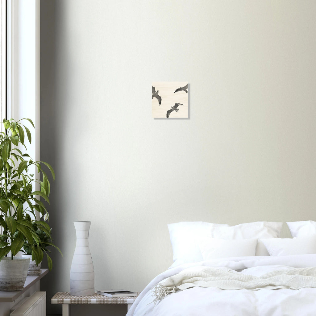 cauf Holz mit Möwen im Flug über dem Meer – minimalistisches Küstenmotiv
