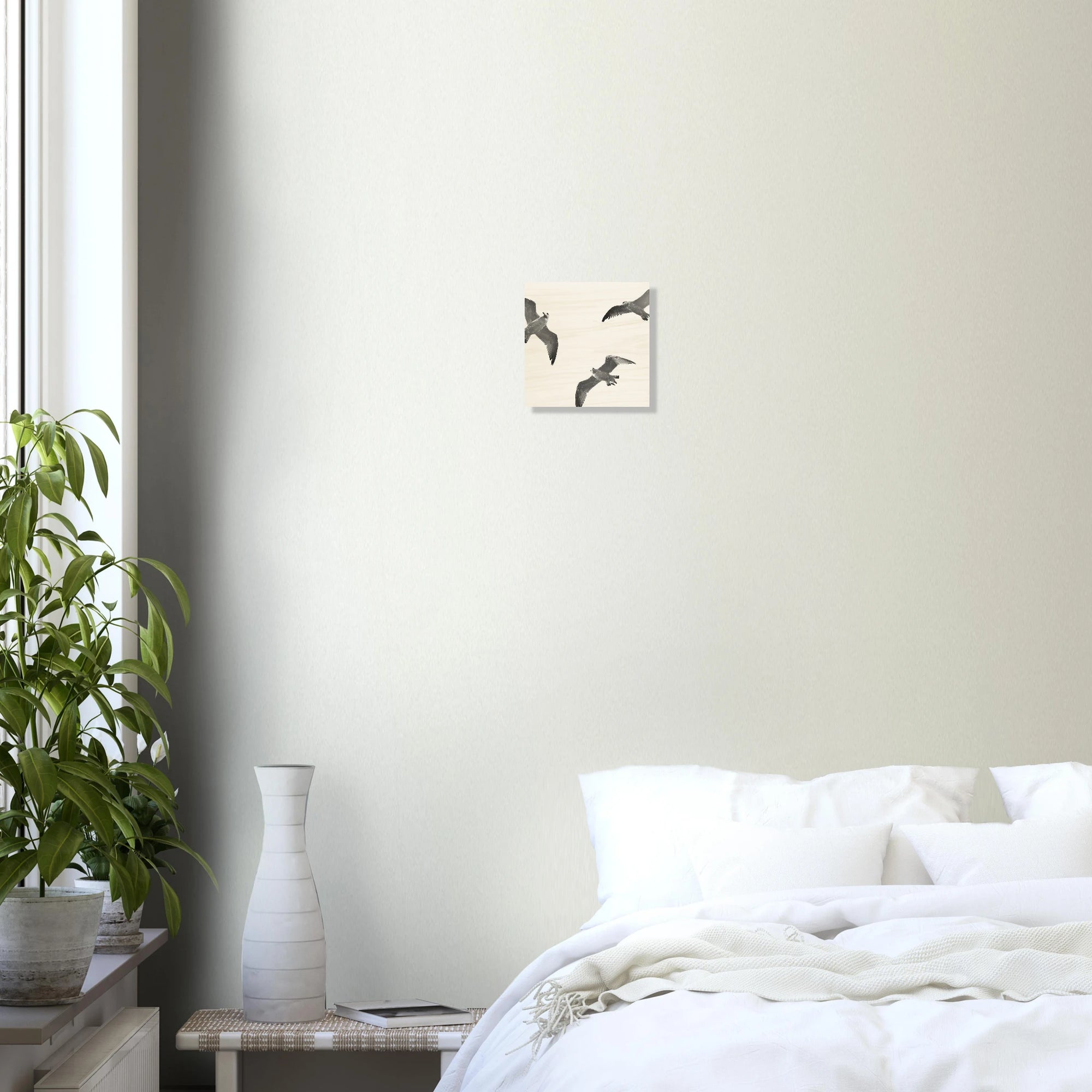 cauf Holz mit Möwen im Flug über dem Meer – minimalistisches Küstenmotiv
