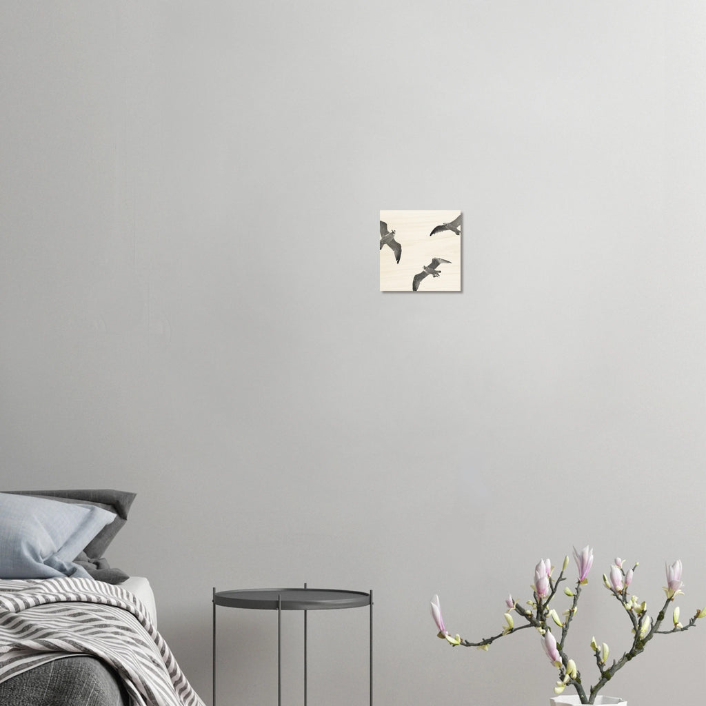 Minimalistisches Küsten Wandbild mit Möwen auf hellem Holz – maritime Wanddeko