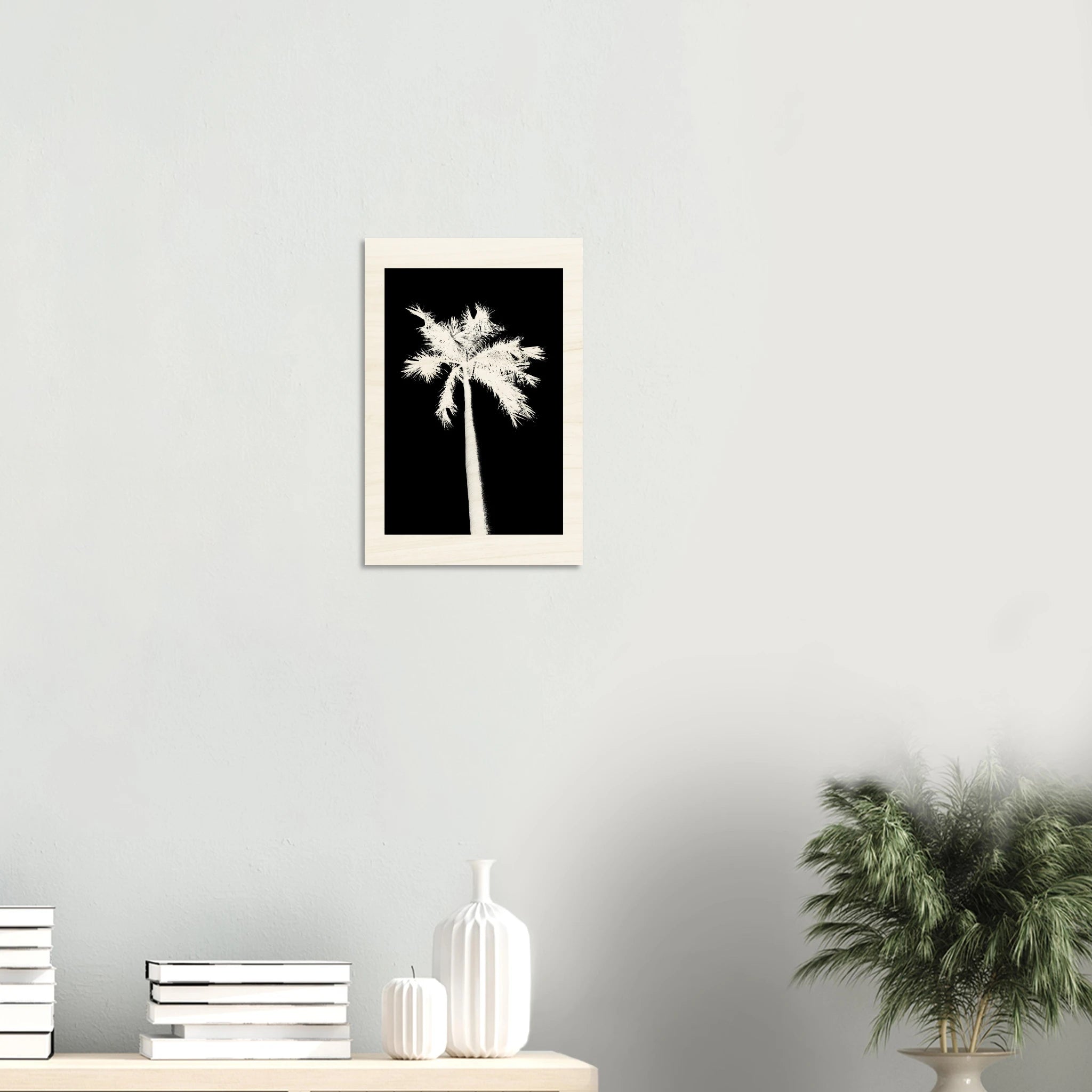 Minimalistisches Palmen Poster als Wandbild auf Holz im modernen Wohnzimmer