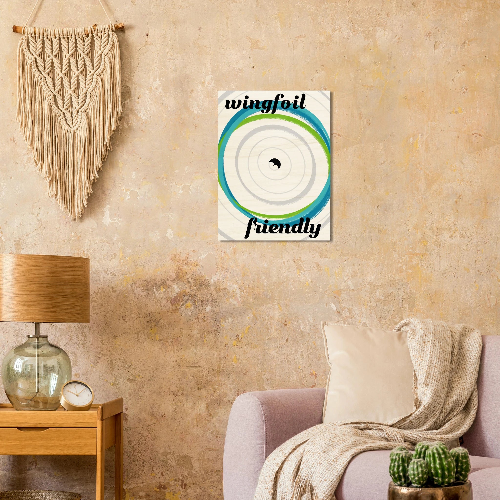 Minimalistisches Wingfoil Wandbild auf Holz im modernen Wohnzimmer – Wingfoil Poster Stil