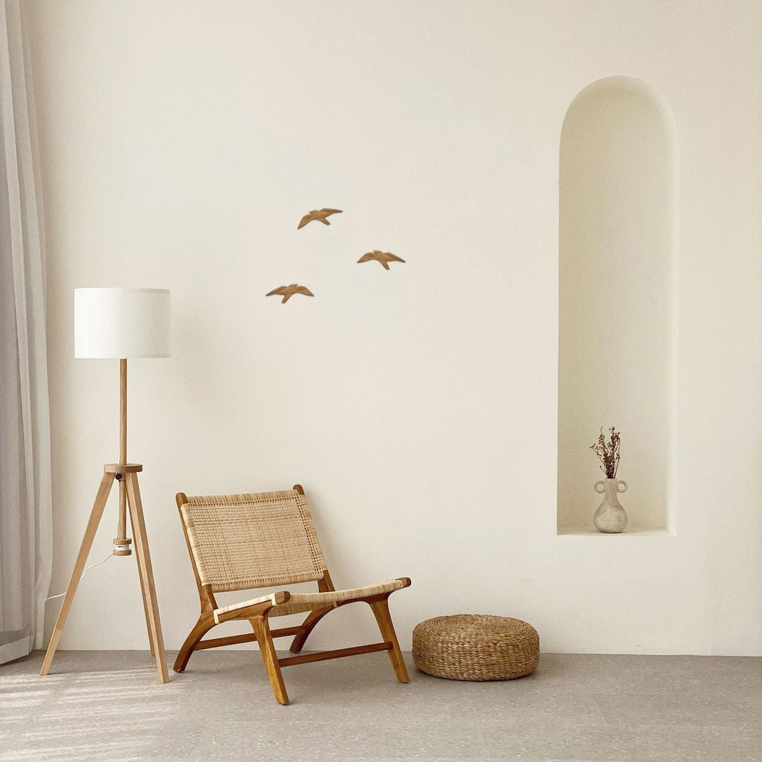 Handgefertigte Holzvögel als ruhige Wanddekoration in natürlichem Wohnraum - maavr