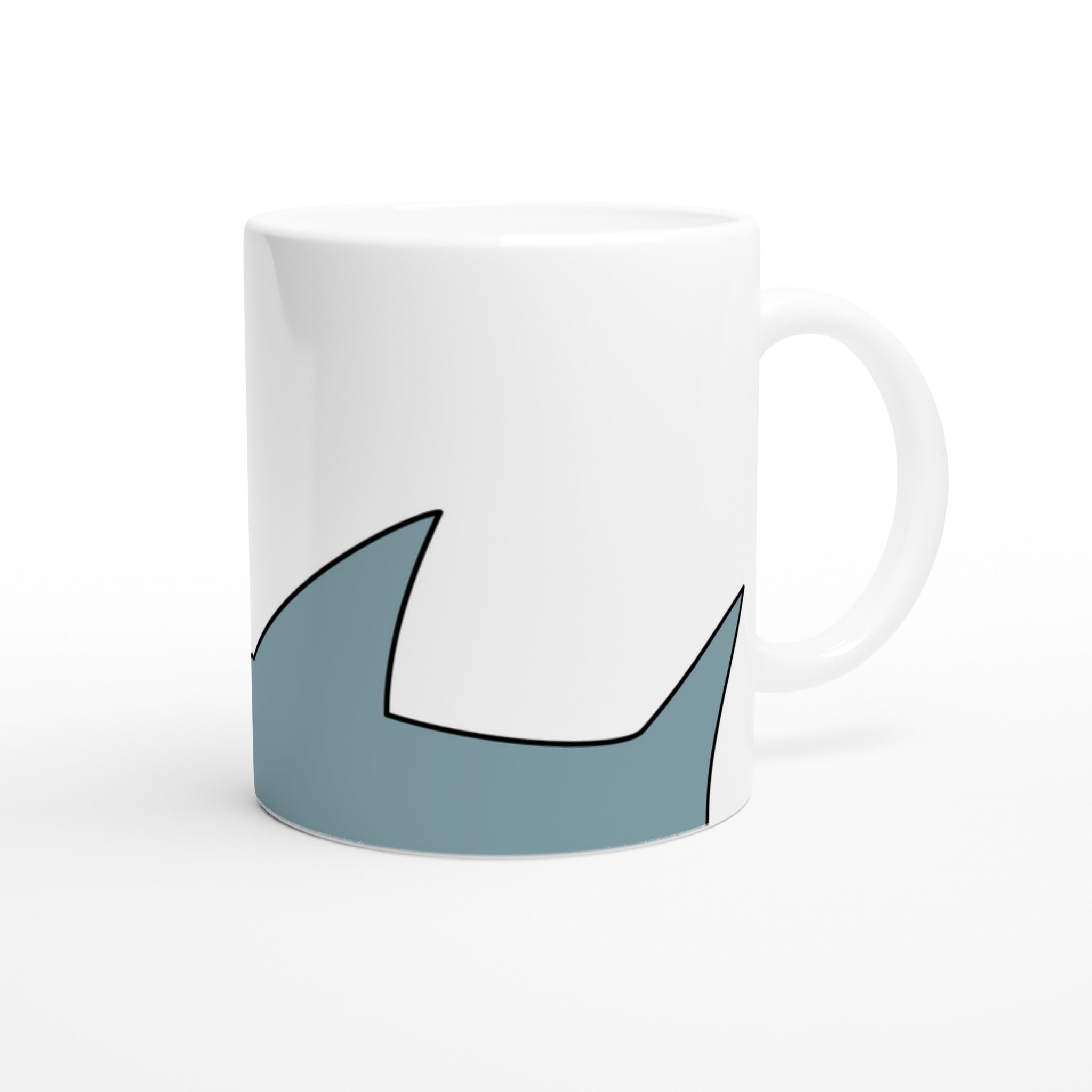 Weiße Keramiktasse mit blauem Cartoon-Hai-Motiv im unteren Drittel der Tasse 