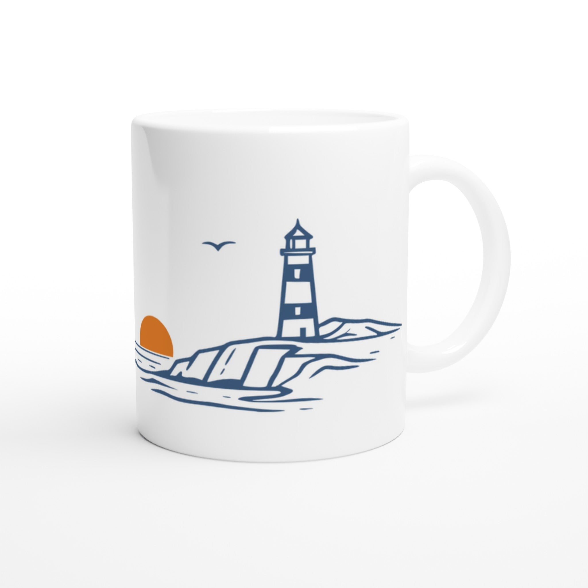 Weiße Keramiktasse mit minimalistischem Leuchtturm-Motiv an einer Küste mit Sonne und Möwe – maritimes Design für Nordsee- und Küstenliebhaber
