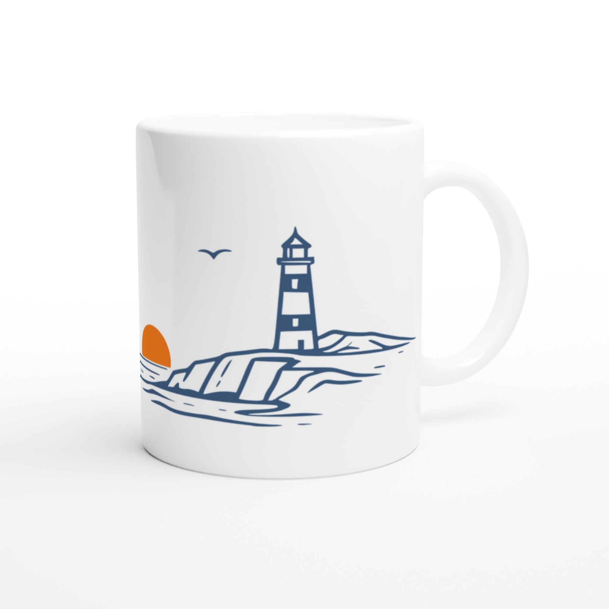 Weiße Keramiktasse mit minimalistischem Leuchtturm-Motiv an einer Küste mit Sonne und Möwe – maritimes Design für Nordsee- und Küstenliebhaber