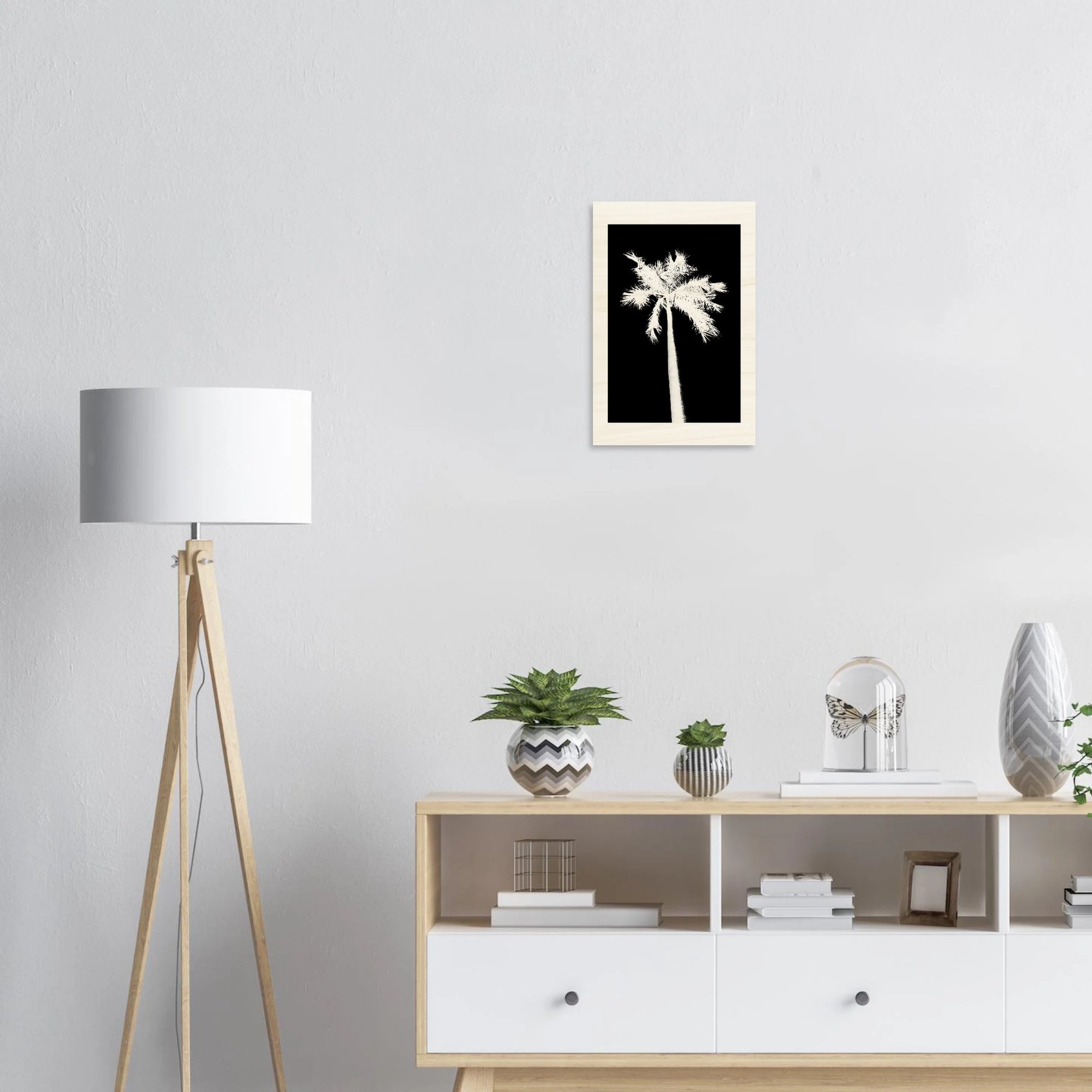 Schwarz weißes Palmen Wandbild als minimalistisches Poster über Kommode im modernen Wohnzimmer
